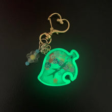 Load image into Gallery viewer, AC Leaf Resin Shaker Keychain